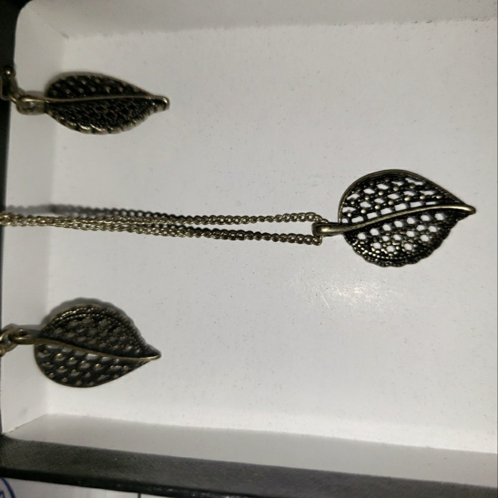 Bracelet and earrings 